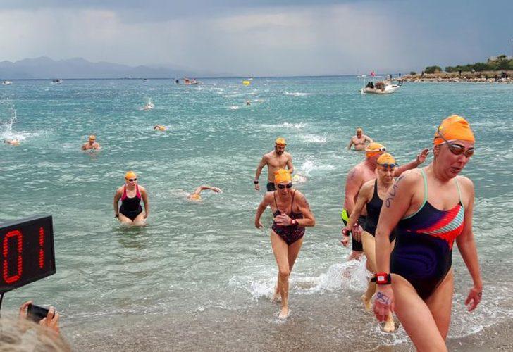 Sokak hayvanları için denize girdiler  G5