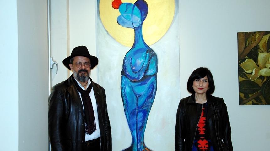 D&uuml;nyanın merkezinde bir kadın