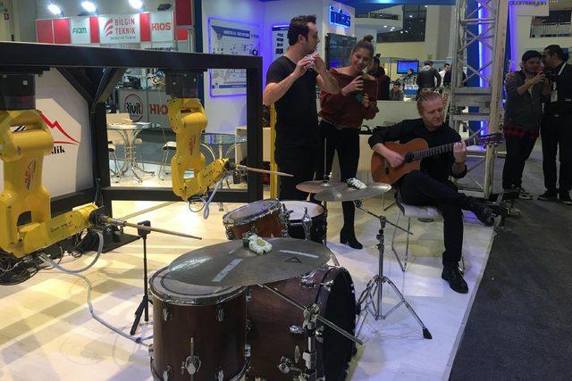 Bateri &ccedil;alan robotun konseri, izleyenleri şaşırttı 1