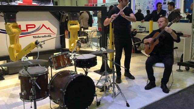 Bateri çalan robotun konseri, izleyenleri şaşırttı