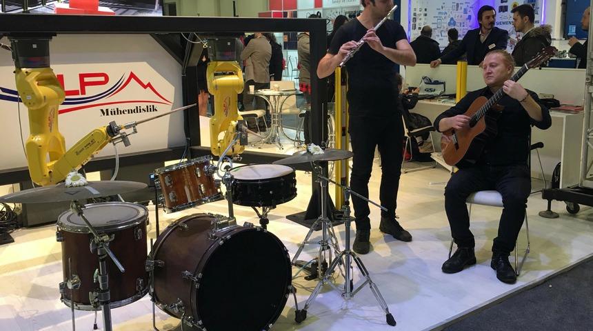 Bateri &ccedil;alan robotun konseri, izleyenleri şaşırttı