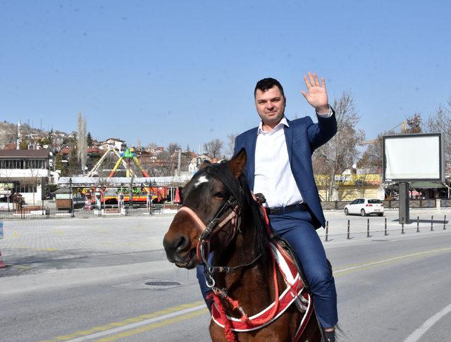 Muhtar adayı, atıyla kapı kapı dolaşıp oy istiyor