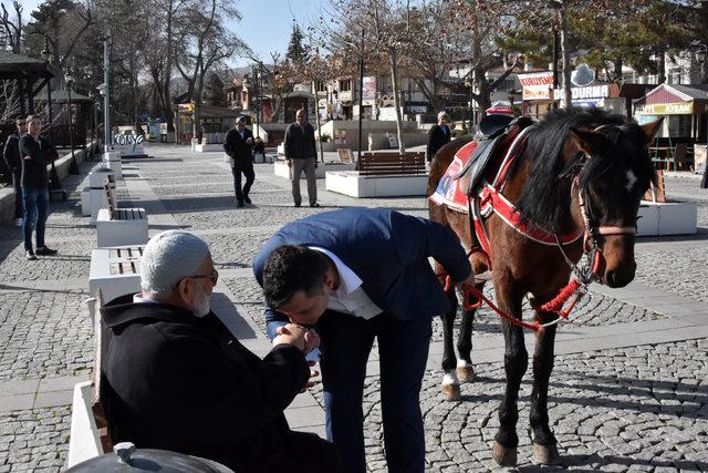 Muhtar adayı, atıyla kapı kapı dolaşıp oy istiyor