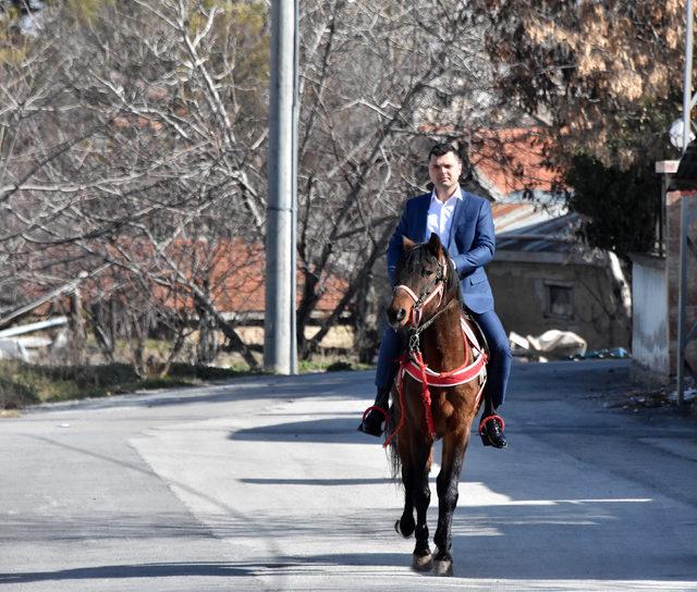 Muhtar adayı, atıyla kapı kapı dolaşıp oy istiyor