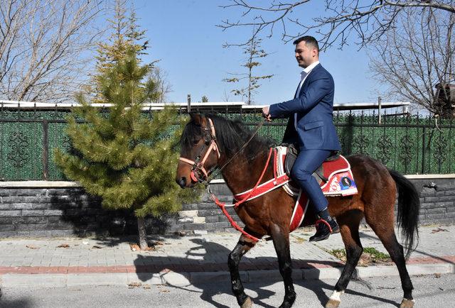 Muhtar adayı, atıyla kapı kapı dolaşıp oy istiyor