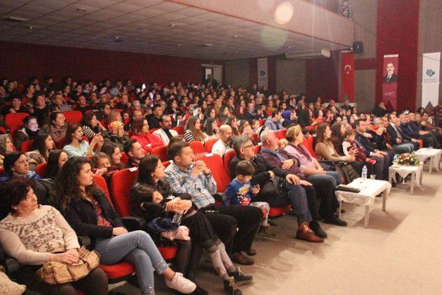 Okul yararına konser düzenlendi