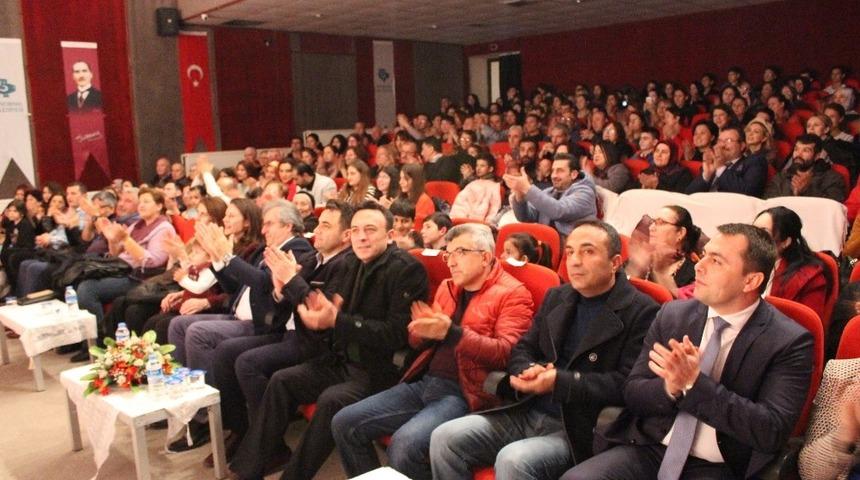 Okul yararına konser d&uuml;zenlendi