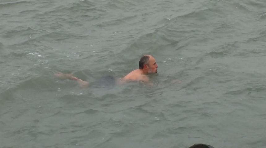 İstanbul Cankurtaran'da kar ve soğuk havaya rağmen denize girdiler