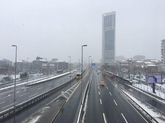 Kar yağışı İstanbul’da trafiği olumsuz etkilemedi