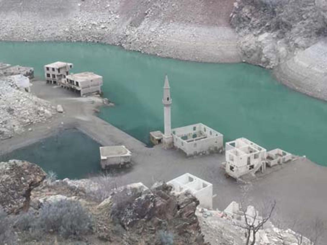 Baraj suyu &ccedil;ekilince ortaya &ccedil;ıktı 