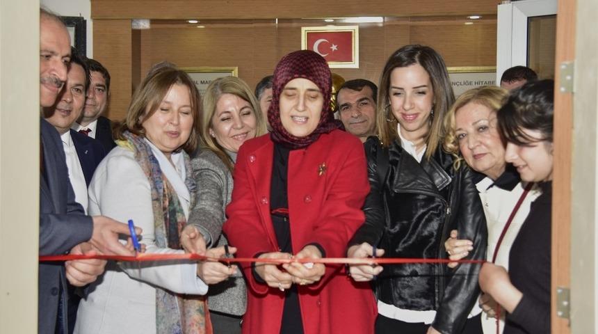 Zeytinli Ortaokulu’na yaptırılan kütüphane açıldı