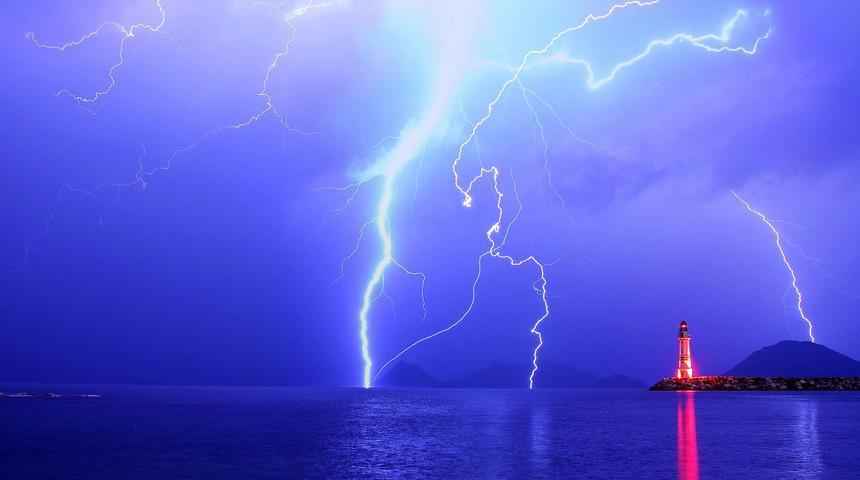 Bodrum'da şimşekler görsel şölen oluşturdu