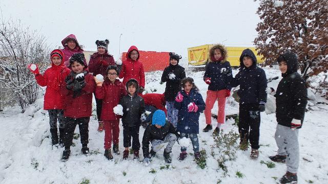 İstanbul'da kar topu oynayan çocuklar: Okullar tatil olsun 'Vali Amca'