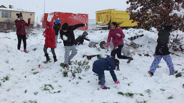 İstanbul'da kar topu oynayan çocuklar: Okullar tatil olsun 'Vali Amca'