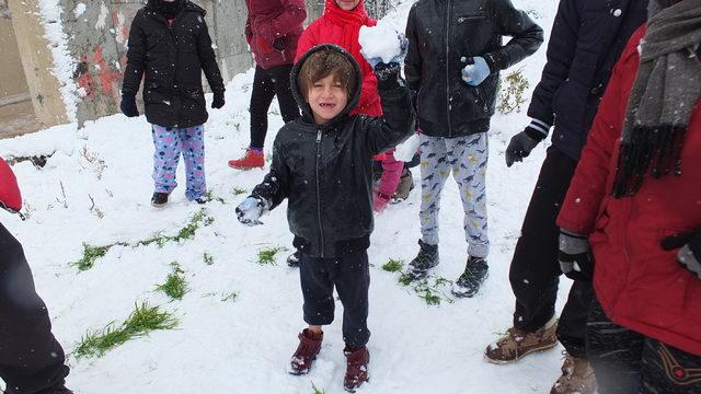 İstanbul'da kar topu oynayan çocuklar: Okullar tatil olsun 'Vali Amca'