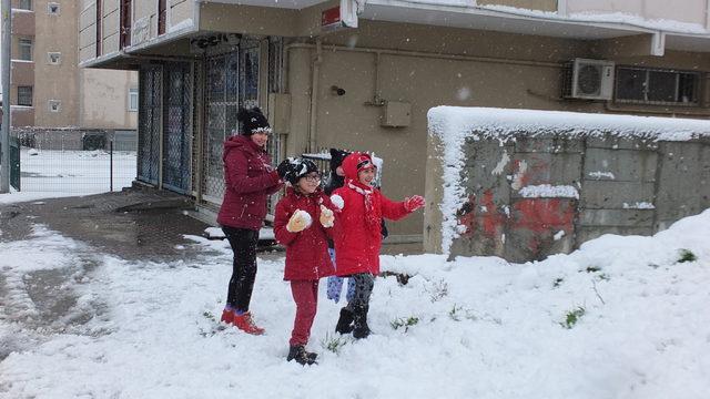 İstanbul'da kar topu oynayan çocuklar: Okullar tatil olsun 'Vali Amca'