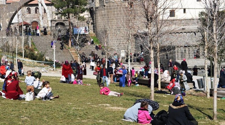 Diyarbakır’da güneşi gören parka koştu