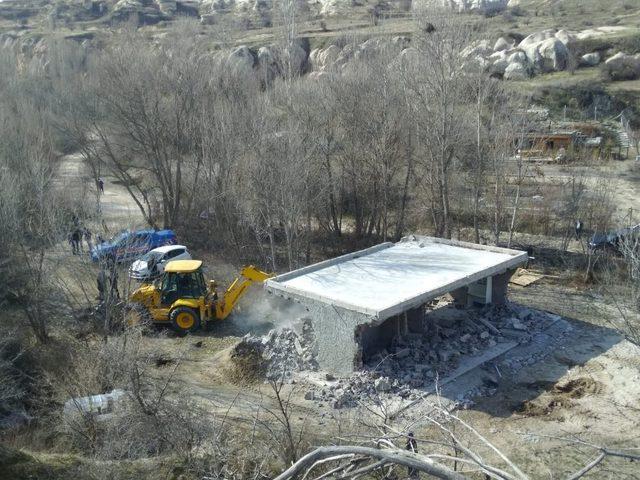 Kapadokya’da kaçak yapıların yıkımı devam ediyor