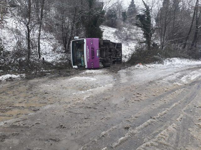 Sapanca'da halk otobüsü devrildi: 2 yaralı