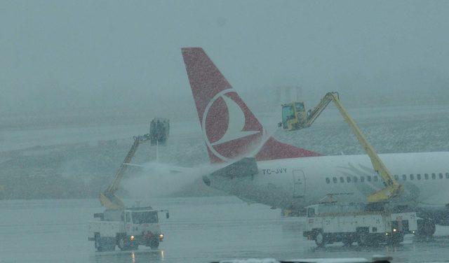 Atatürk Havalimanı’nda kar yağışı nedeniyle 66 sefer iptal edildi