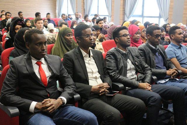 Somali Büyükelçisi Bekar, Somalili öğrenci ve muhacirler ile buluştu