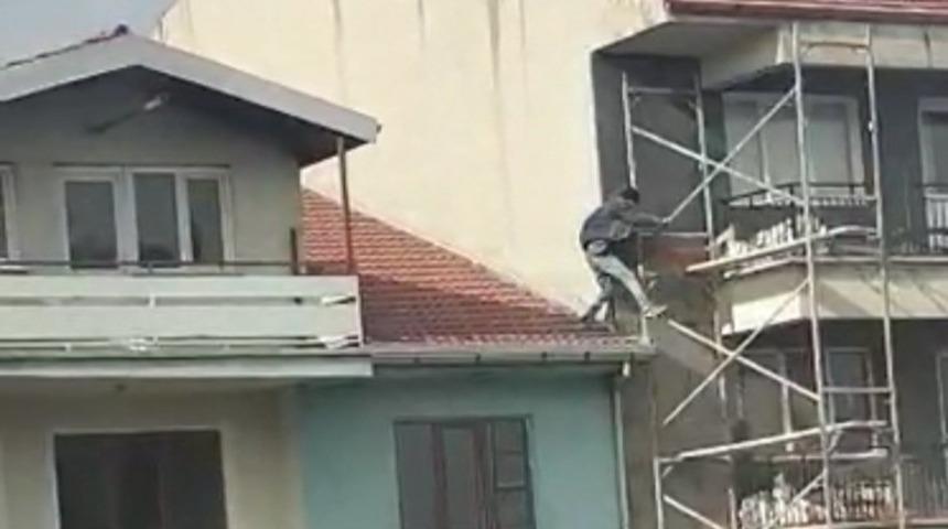 Canını hiçe saydı, çatıda ölümle dans etti