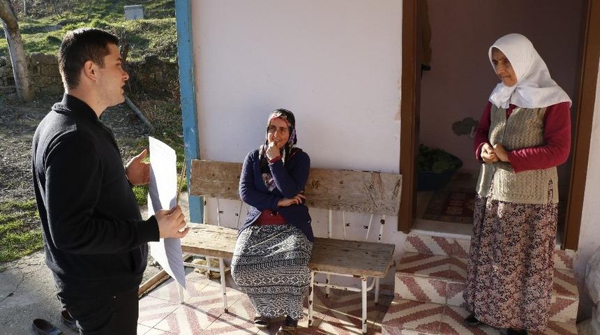 (Özel) Muhtar adayı üniversite mezunu genç kapı kapı dolaşıp oy istiyor