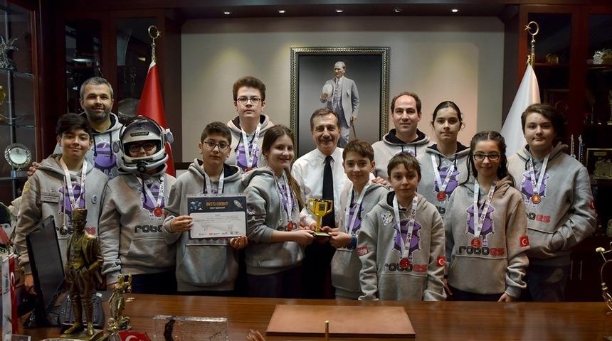 Kupayı Başkan Ata&ccedil;&rsquo;a getirdiler