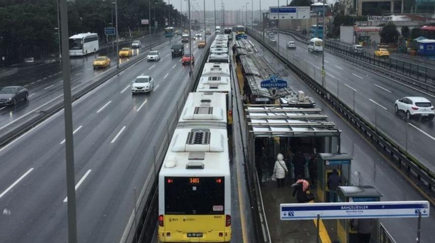Bahçelievler'de metrobüs kazası! Yaralılar var