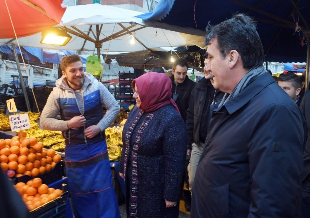 D&uuml;ndar, Bakan Z&uuml;mr&uuml;t Sel&ccedil;uk ile birlikte pazar alışverişi yaptı
