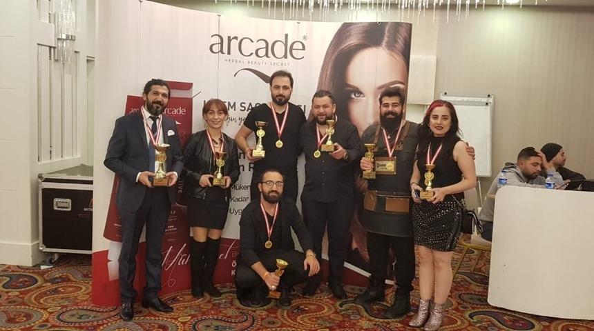 Malatyalı Kuaf&ouml;r Eroğlu, birincilik kupasıyla d&ouml;nd&uuml;