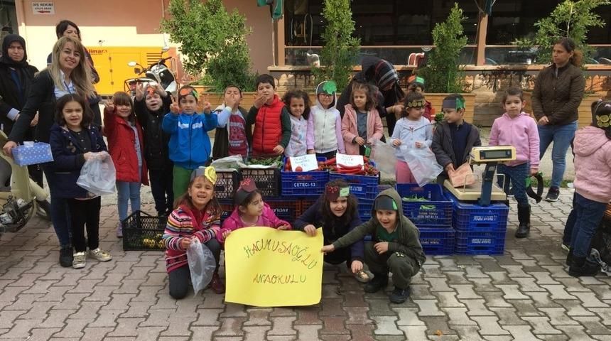 Anaokulu &ouml;ğrencileri pazarda tezgah a&ccedil;ıp, sebze ve meyve sattı.