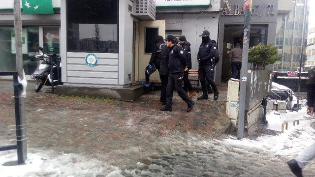 Şişli’de polis memuru doldur boşalt yaparken kendini yaraladı