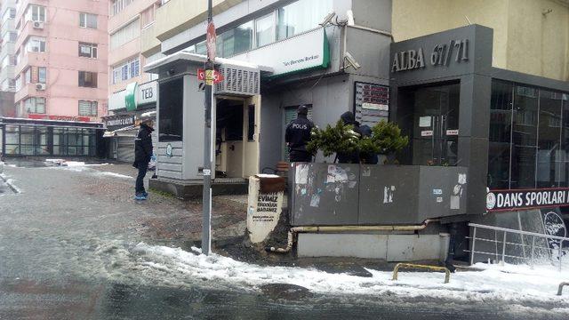 Şişli’de polis memuru doldur boşalt yaparken kendini yaraladı