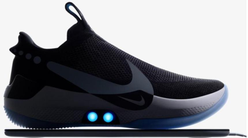 Nike'ın bağcığını kendi bağlayan ayakkabısı ilk haftasında sorun çıkardı