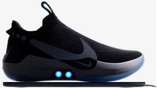 Nike'ın bağcığını kendi bağlayan ayakkabısı ilk haftasında sorun çıkardı