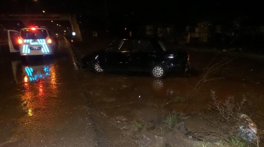 Otomobil yoldan &ccedil;ıkarak savruldu: 2 yaralı