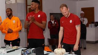 Galatasaray'da 28 yaşına giren Semih Kaya'nın doğum günü kutlandı