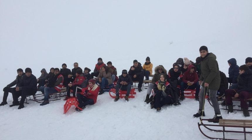 İlk defa kayak merkezine giden &ccedil;ocuklar doyasıya eğlendi