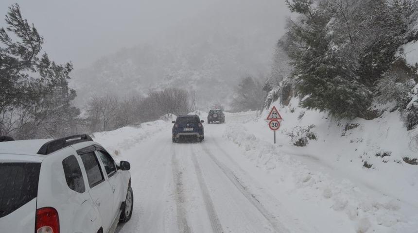 Erdek&rsquo;te kar yağışı devam ediyor