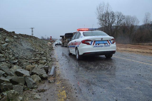 Şaftı kırılan çakıl yüklü kamyon devrildi