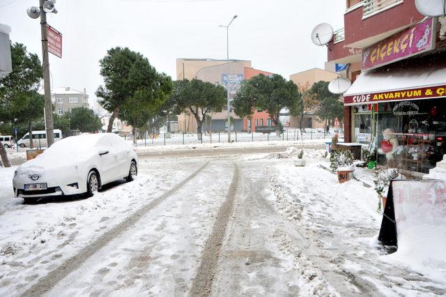 Çanakkale'de kar yağışı sürdü, ulaşım engeli sona erdi