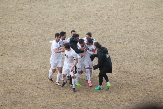 Lider Bayburt 3 puanı 2 golle aldı