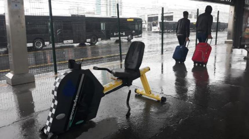Metrobüs duraklarında bir ilk! Yoğun ilgi gördü