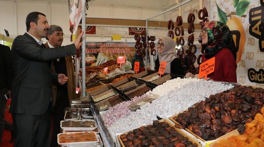 Karak&ouml;pr&uuml; Belediye Başkanı Metin Baydilli fuarı gezdi