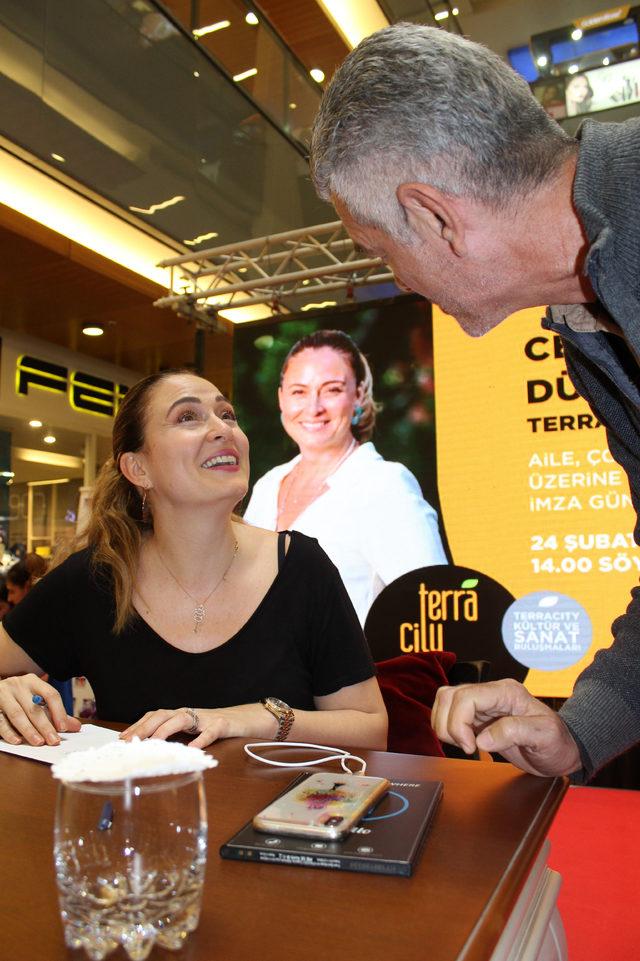 Ceyda Düvenci, SP hastası kızı için hazırladığı ajandayı imzaladı