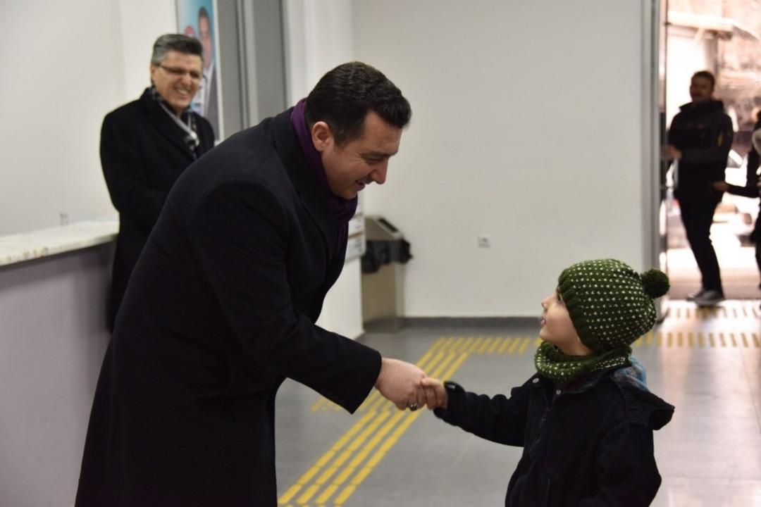 Başkan Bakıcı minik tiyatro severleri kapıda karşıladı