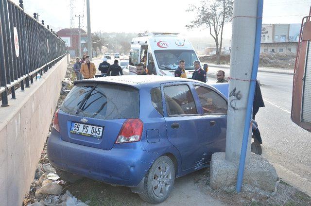 Otomobil, önce duvara sonra direğe çarptı: 2 yaralı