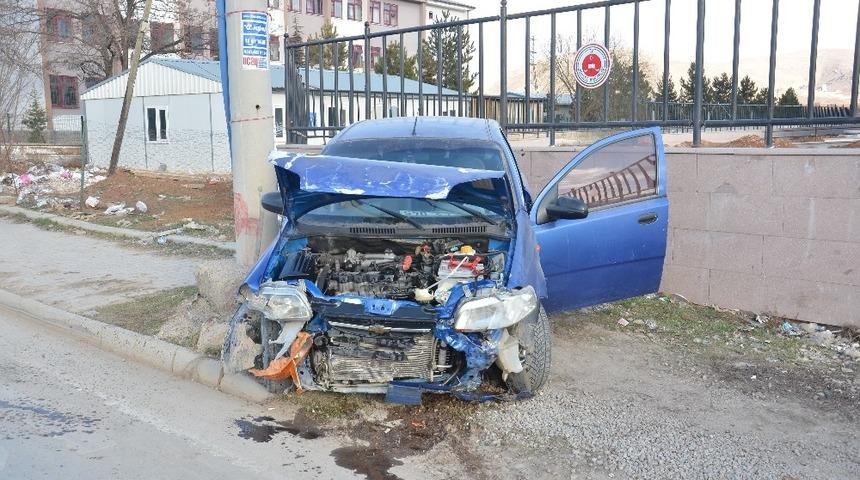 Otomobil, &ouml;nce duvara sonra direğe &ccedil;arptı: 2 yaralı