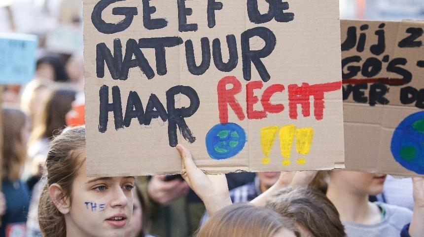 Bel&ccedil;ika&rsquo;da 10 bin kişi iklim i&ccedil;in y&uuml;r&uuml;d&uuml;